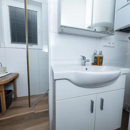 Moderni Domek Se Zimni Terasou A Zahradou U Chrudimi Holiday home